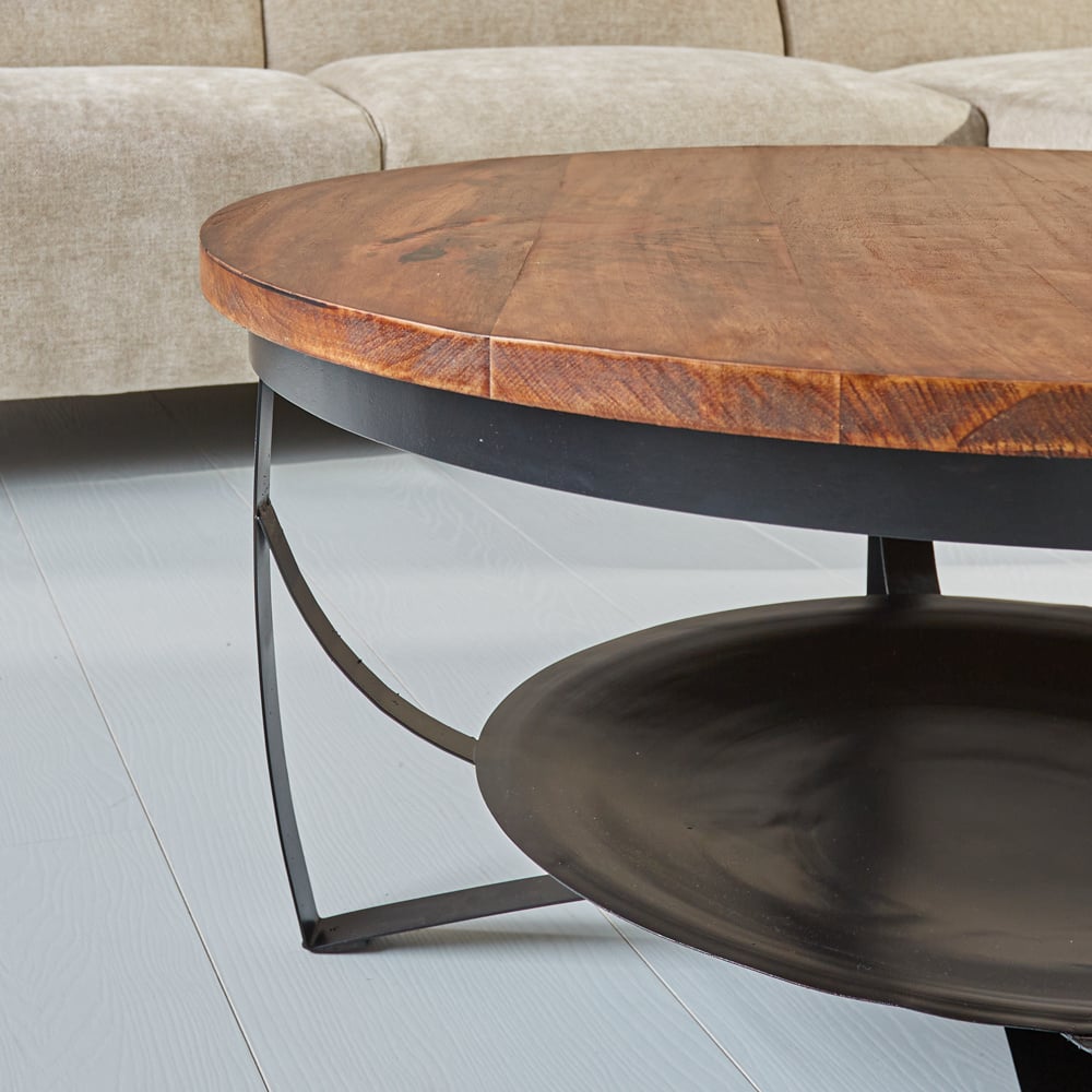 Tavolino Oxis Dimehouse Marrone LxPxH 92x92x43 Legno di mango Dettaglio fotografico atmosferico