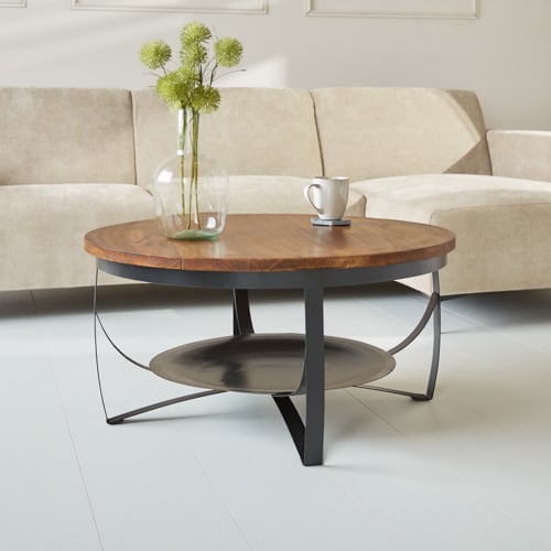Tavolino Oxis Dimehouse Marrone LxPxH 92x92x43 Legno di mango Foto atmosferica vista frontale diagonale