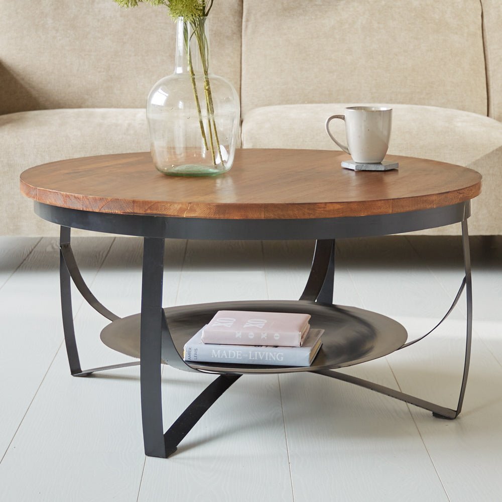 Tavolino Oxis Dimehouse Marrone LxPxH 92x92x43 Legno di mango Foto atmosferica vista frontale diagonale