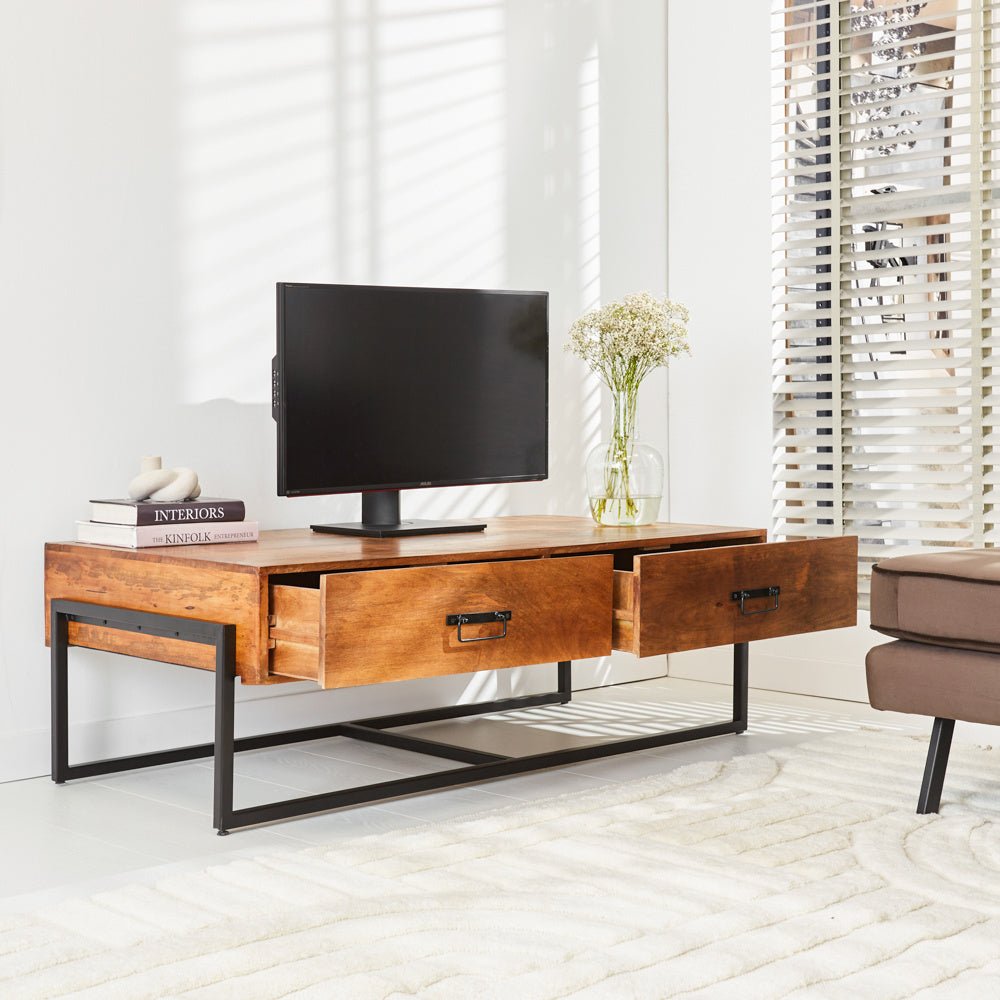 Mobili TV Emma Dimehouse Marrone LxPxH 148x82x52 Legno di mango Foto atmosferica obliqua con impostazione dell'angolo della vista frontale