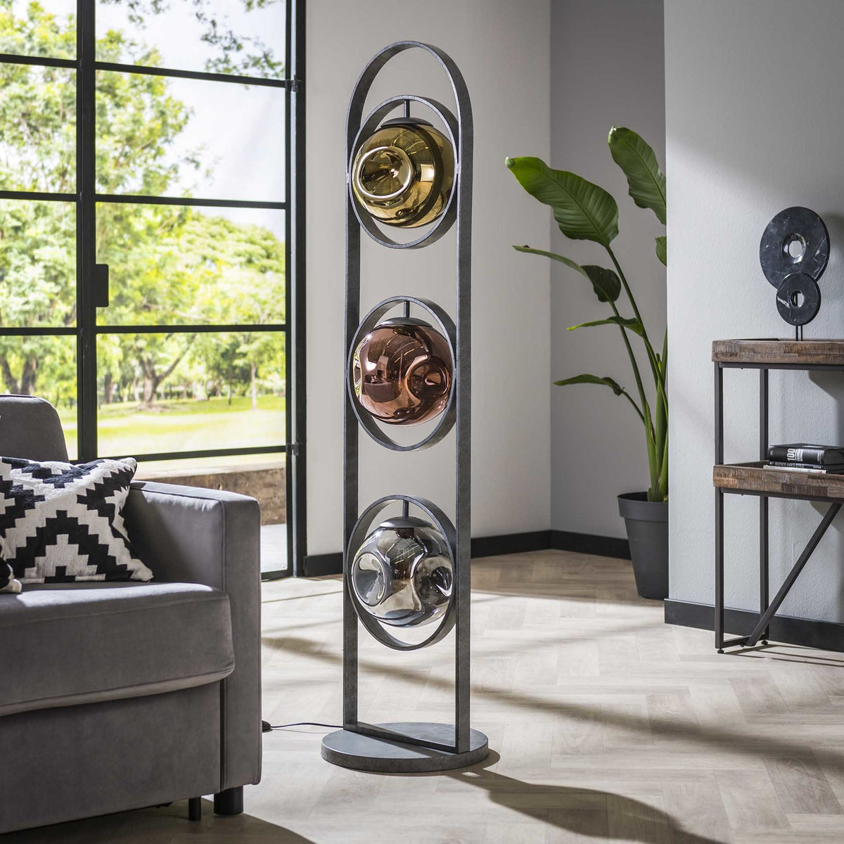 Lampada da terra Ada DH Interior Silver LxLxH 167x44x44 Silver Foto ambientale vista diagonale frontale