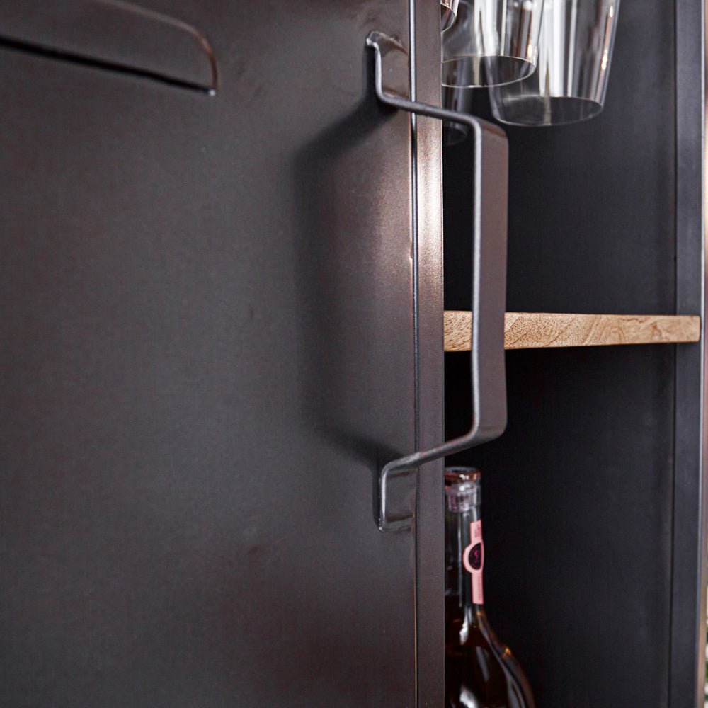 Cantina per vini Nero Dimehouse Marrone LxPxH 183x72x42 Legno di mango Dettaglio fotografico atmosferico
