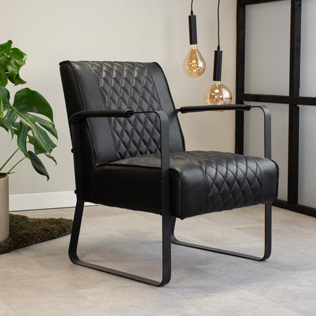 Poltrona Pietro Dimehouse Nero LxPxH 68x63x45 Ecopelle Foto atmosferica vista frontale diagonale