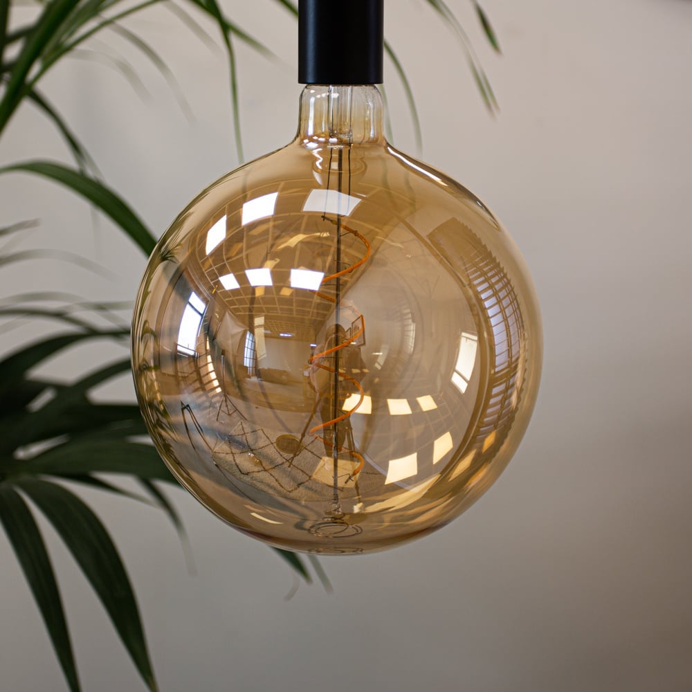 Sorgente luminosa LED filamento sfera Ø 20 5W 2100K Dimehouse Ambra LxPxH 30x30x15 Vetro Foto suggestiva vista diagonale frontale