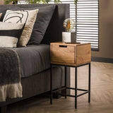Comodino Lou DH Interior Acacia LxLxH 62x32x32 Legno di acacia Foto ambientale vista frontale diagonale