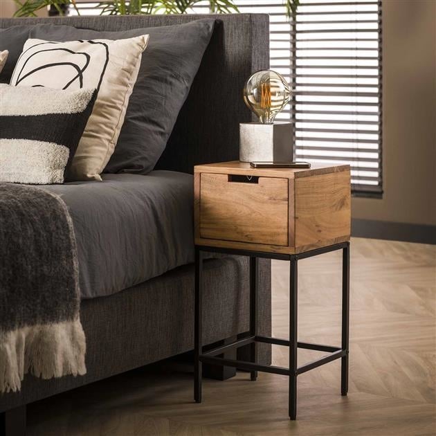 Comodino Lou DH Interior Acacia LxLxH 62x32x32 Legno di acacia Foto ambientale vista frontale diagonale