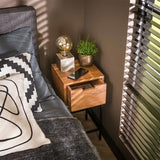 Comodino Lou DH Interior Acacia LxLxH 62x32x32 Legno di acacia Foto ambientale vista frontale diagonale