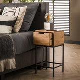 Comodino Lou DH Interior Acacia LxLxH 62x32x32 Legno di acacia Foto ambientale vista frontale diagonale