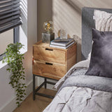 Comodino Lou DH Interior Acacia LxLxH 46x40x36 Legno di acacia Foto atmosferica vista frontale diagonale