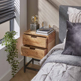 Comodino Lou DH Interior Acacia LxLxH 46x40x36 Legno di acacia Foto atmosferica vista frontale diagonale