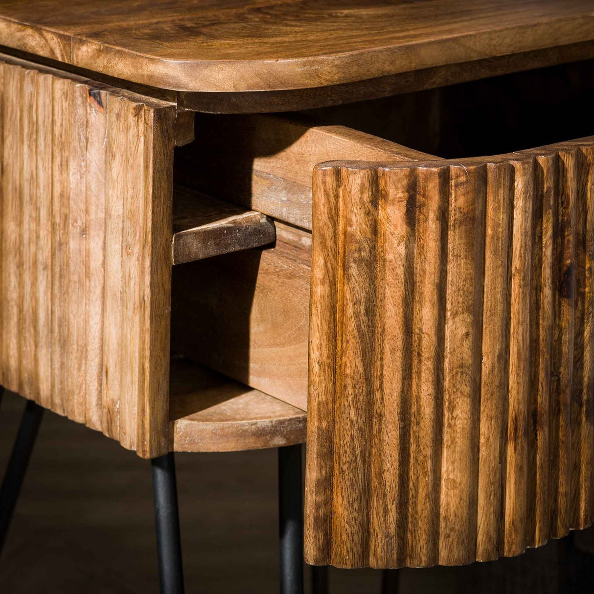 Comodino Maria DH Interior Mango LxLxH 51x46x28 Legno di mango Dettaglio fotografico atmosferico