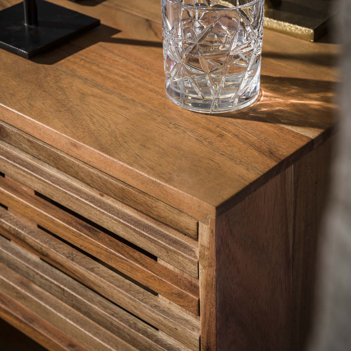 Comodino Monja DH Interior Acacia LxLxH 70x53x43 Legno di acacia Dettaglio foto ambiente
