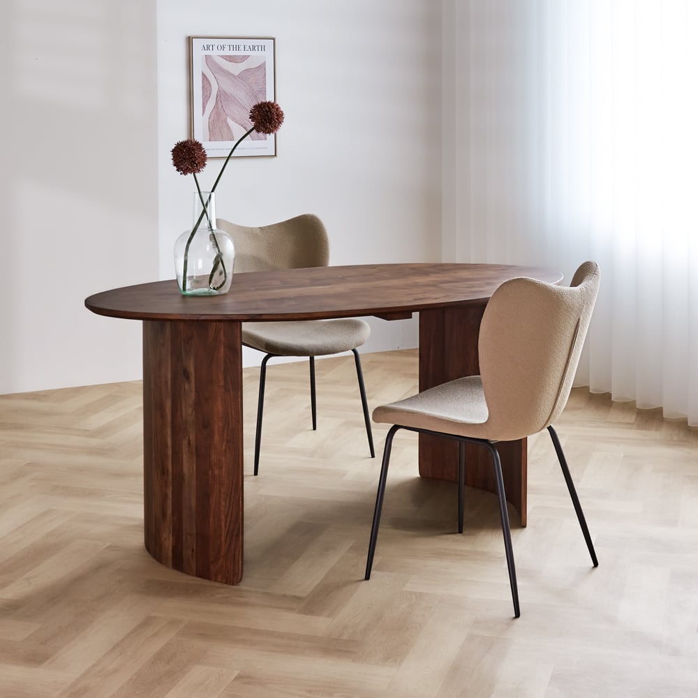 Tavolo da pranzo Yves Finitura Noce Dimehouse Marrone LxPxH 165x95x10 Legno di acacia Foto suggestiva vista diagonale frontale