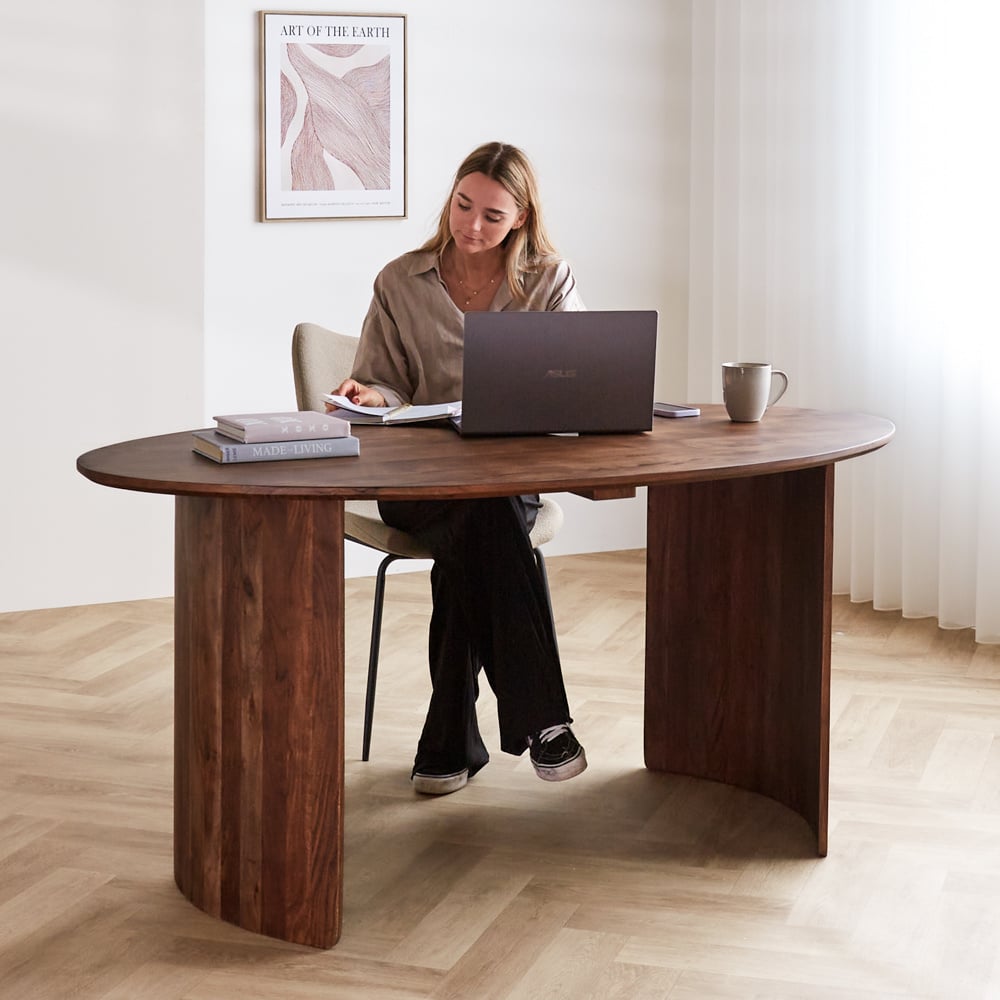 Tavolo da pranzo Yves Finitura Noce Dimehouse Marrone LxPxH 165x95x10 Legno di acacia Foto atmosferica in situazione
