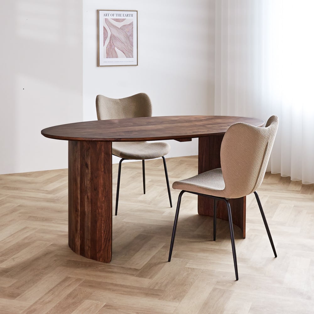 Tavolo da pranzo Yves Finitura Noce Dimehouse Marrone LxPxH 185x105x9 Legno di acacia Foto suggestiva vista diagonale frontale