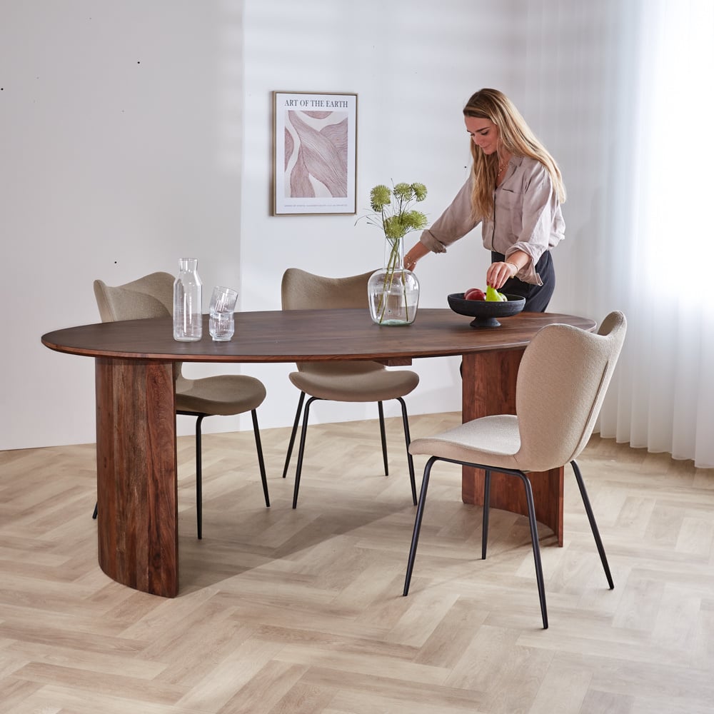 Tavolo da pranzo Yves Finitura Noce Dimehouse Marrone LxPxH 225x115x9 Legno di acacia Dettaglio fotografico atmosferico