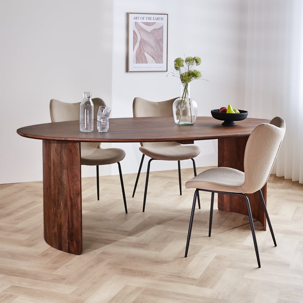 Tavolo da pranzo Yves Finitura Noce Dimehouse Marrone LxPxH 225x115x9 Legno di acacia Foto suggestiva vista diagonale frontale