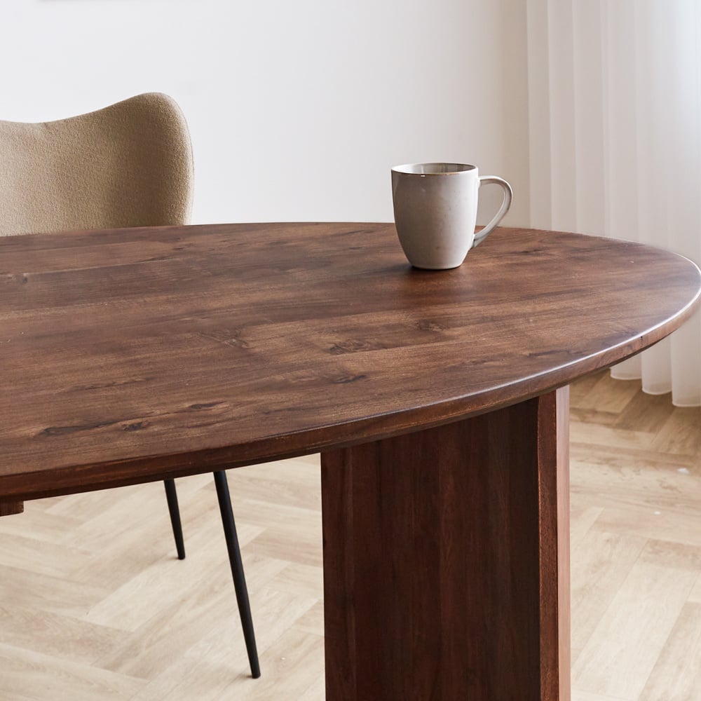 Tavolo da pranzo Yves Finitura Noce Dimehouse Marrone LxPxH 225x115x9 Legno di acacia Dettaglio fotografico atmosferico