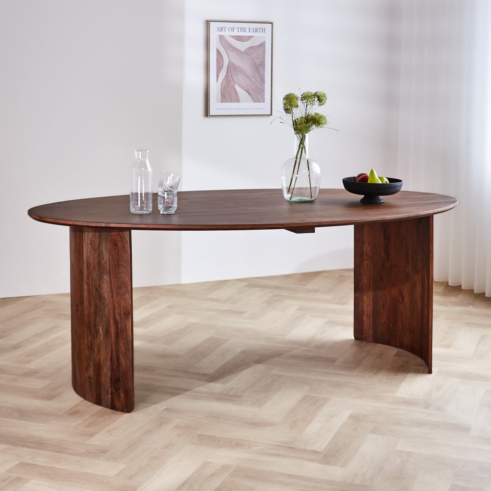 Tavolo da pranzo Yves Finitura Noce Dimehouse Marrone LxPxH 225x115x9 Legno di acacia Foto suggestiva vista diagonale frontale