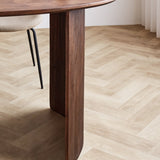Tavolo da pranzo Yves Finitura Noce Dimehouse Marrone LxPxH 225x115x9 Legno di acacia Dettaglio fotografico atmosferico