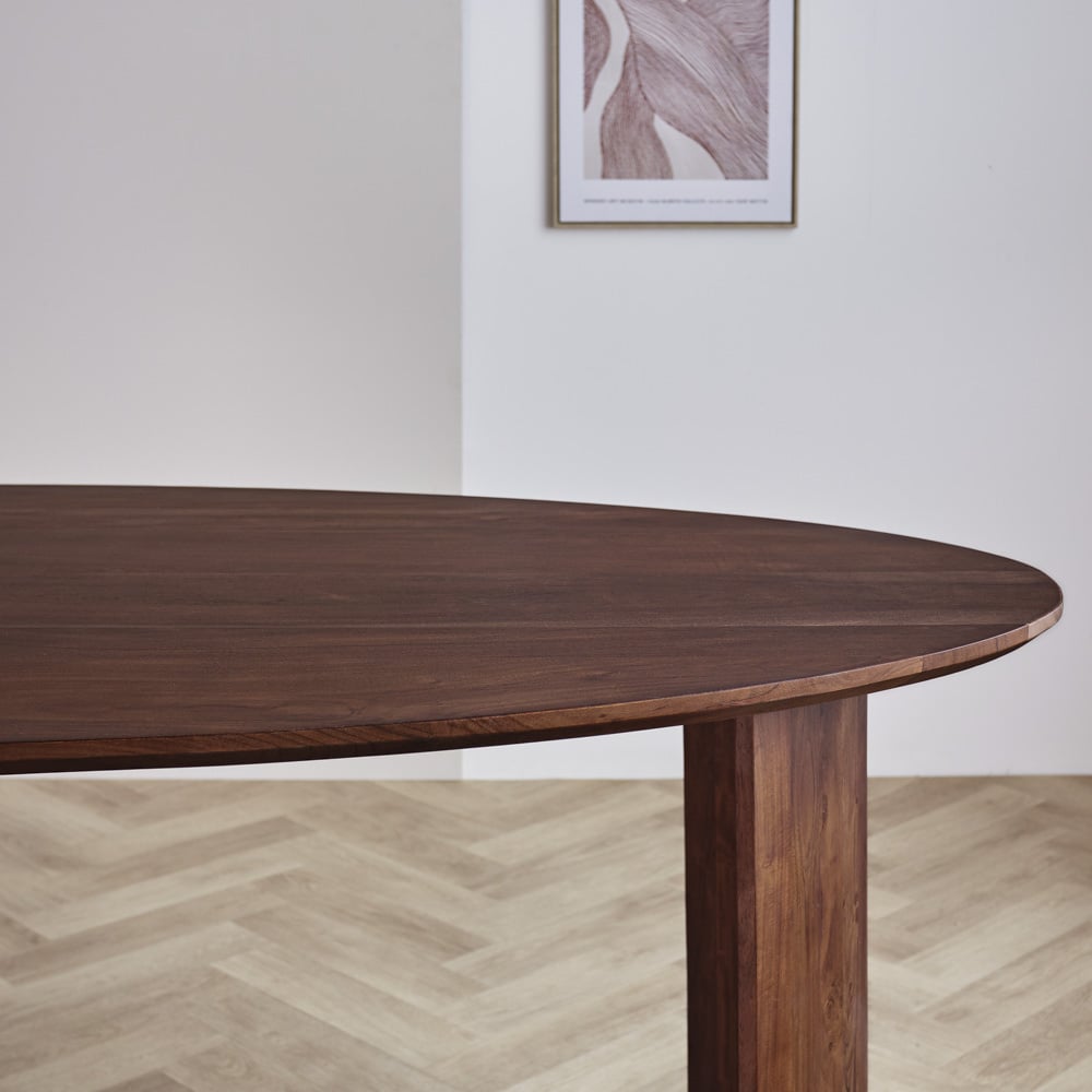 Tavolo da pranzo Yves Finitura Noce Dimehouse Marrone LxPxH 245x115x9 Legno di acacia Dettaglio fotografico atmosferico