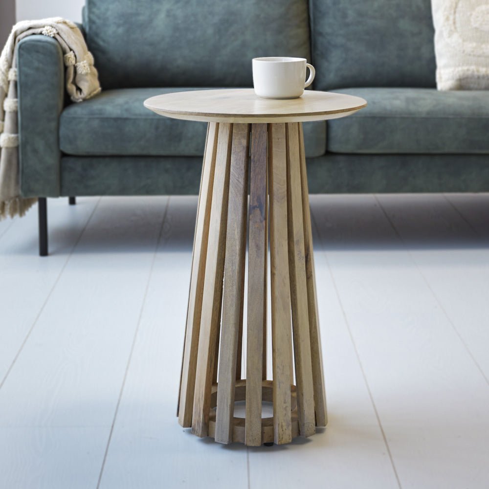 Tavolino Rory Rovere Dimehouse Rovere LxPxH 62x45x45 Legno di mango Vista frontale della foto suggestiva