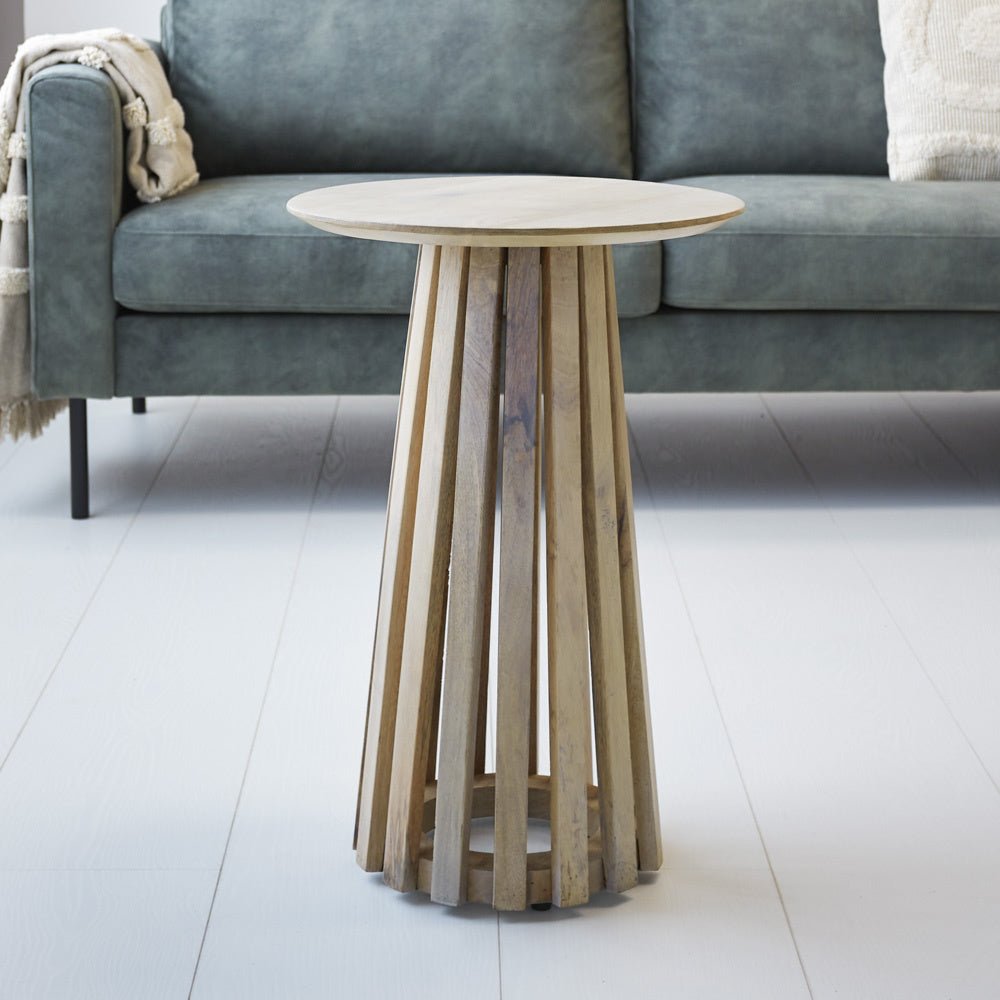 Tavolino Rory Rovere Dimehouse Rovere LxPxH 62x45x45 Legno di mango Vista frontale della foto suggestiva