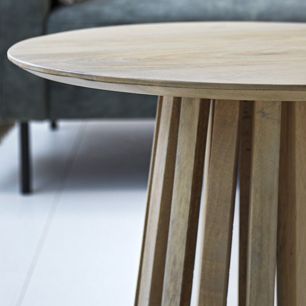 Tavolino Rory Rovere Dimehouse Rovere LxPxH 55x55x55 Legno di mango Dettaglio fotografico atmosferico