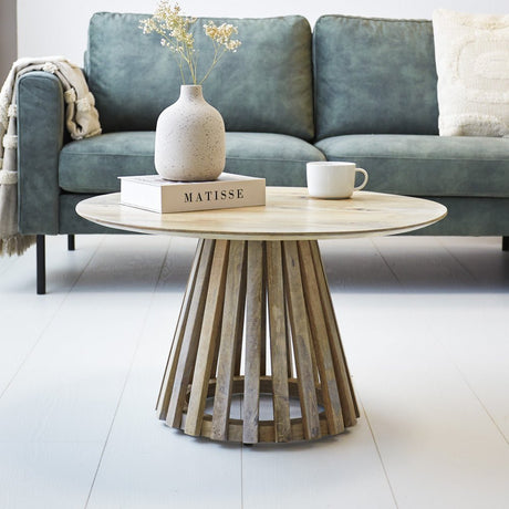 Tavolino Rory Rovere Dimehouse Rovere LxPxH 75x75x45 Legno di mango Vista frontale della foto suggestiva