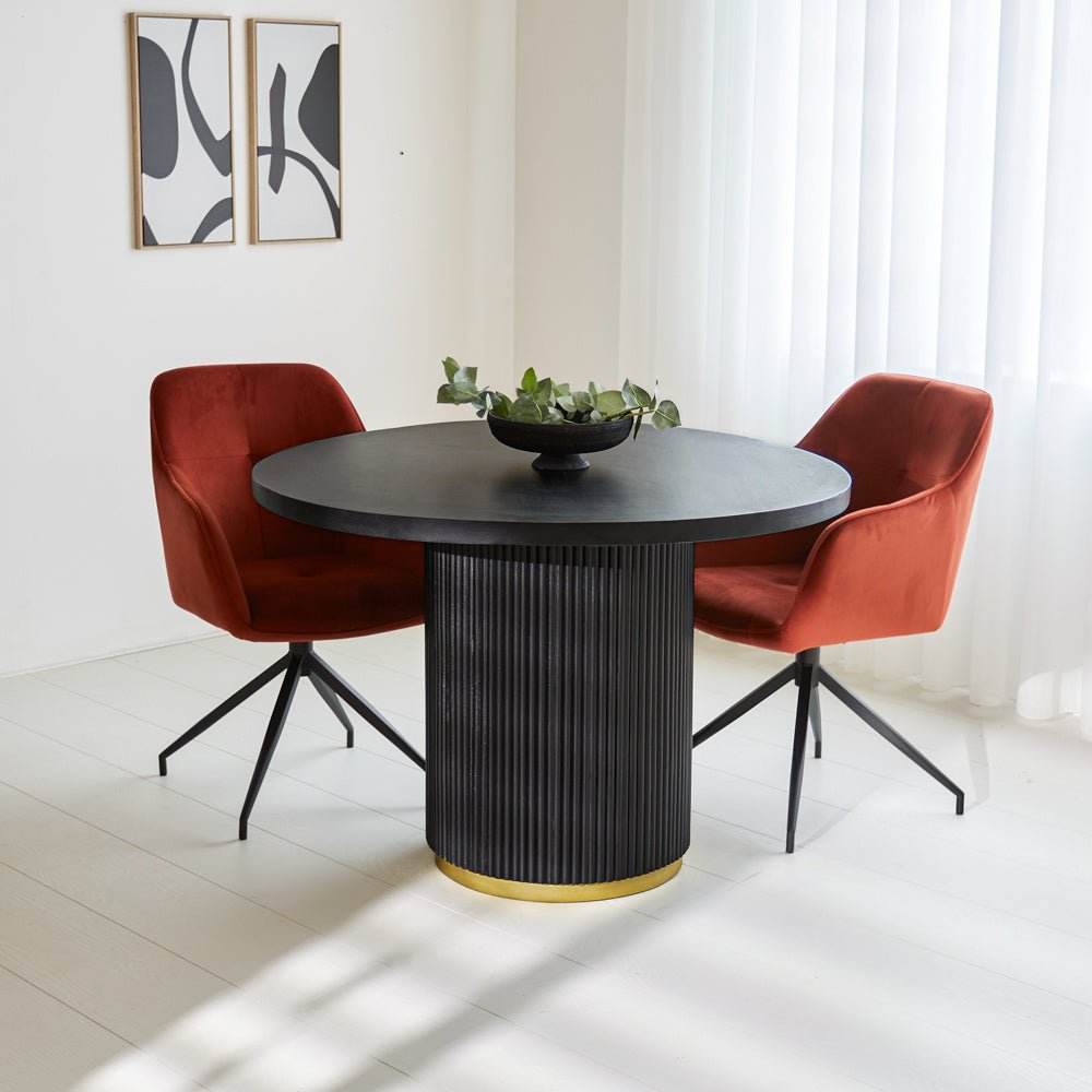 Tavolo da pranzo Elora Dimehouse Nero LxPxA 115x115x9 Legno di mango Foto atmosferica vista frontale diagonale