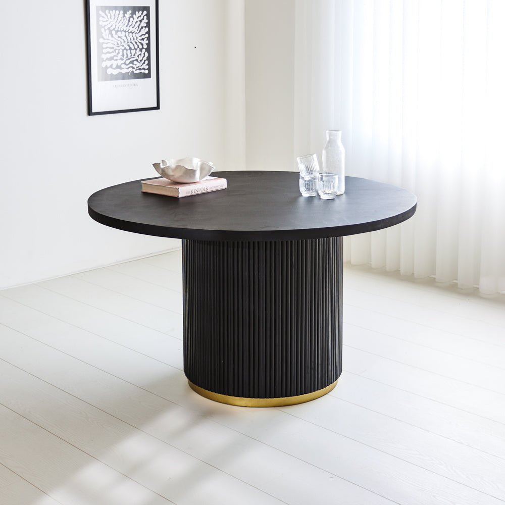 Tavolo da pranzo Elora Dimehouse Nero LxPxA 135x135x9 Legno di mango Foto atmosferica vista frontale diagonale