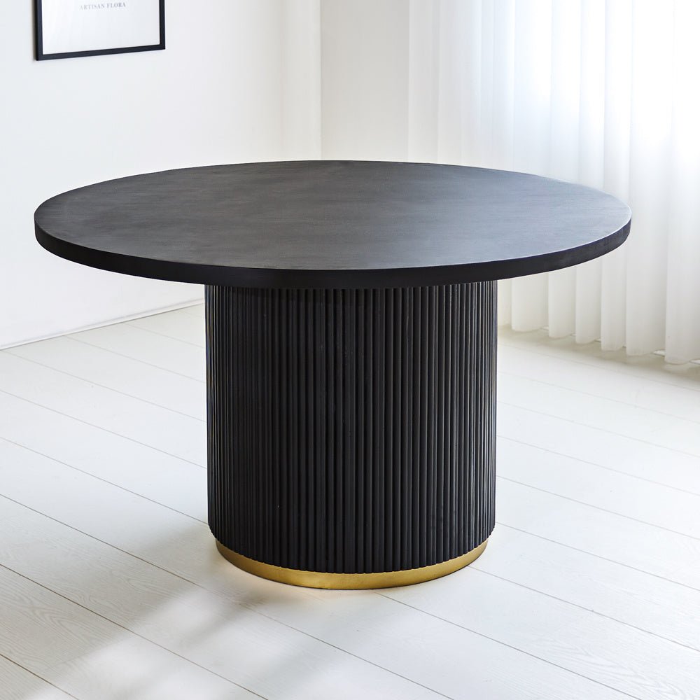 Tavolo da pranzo Elora Dimehouse Nero LxPxA 135x135x9 Legno di mango Foto atmosferica vista frontale diagonale
