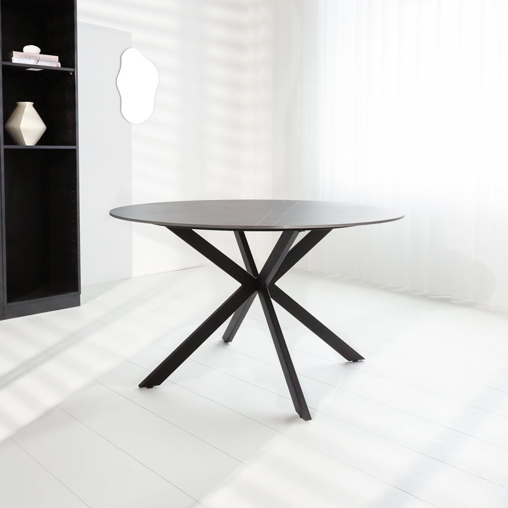 Tavolo da pranzo Yuna grigio Dimehouse Grigio LxPxH 141x141x11 Pietra sinterizzata Foto atmosferica vista frontale diagonale