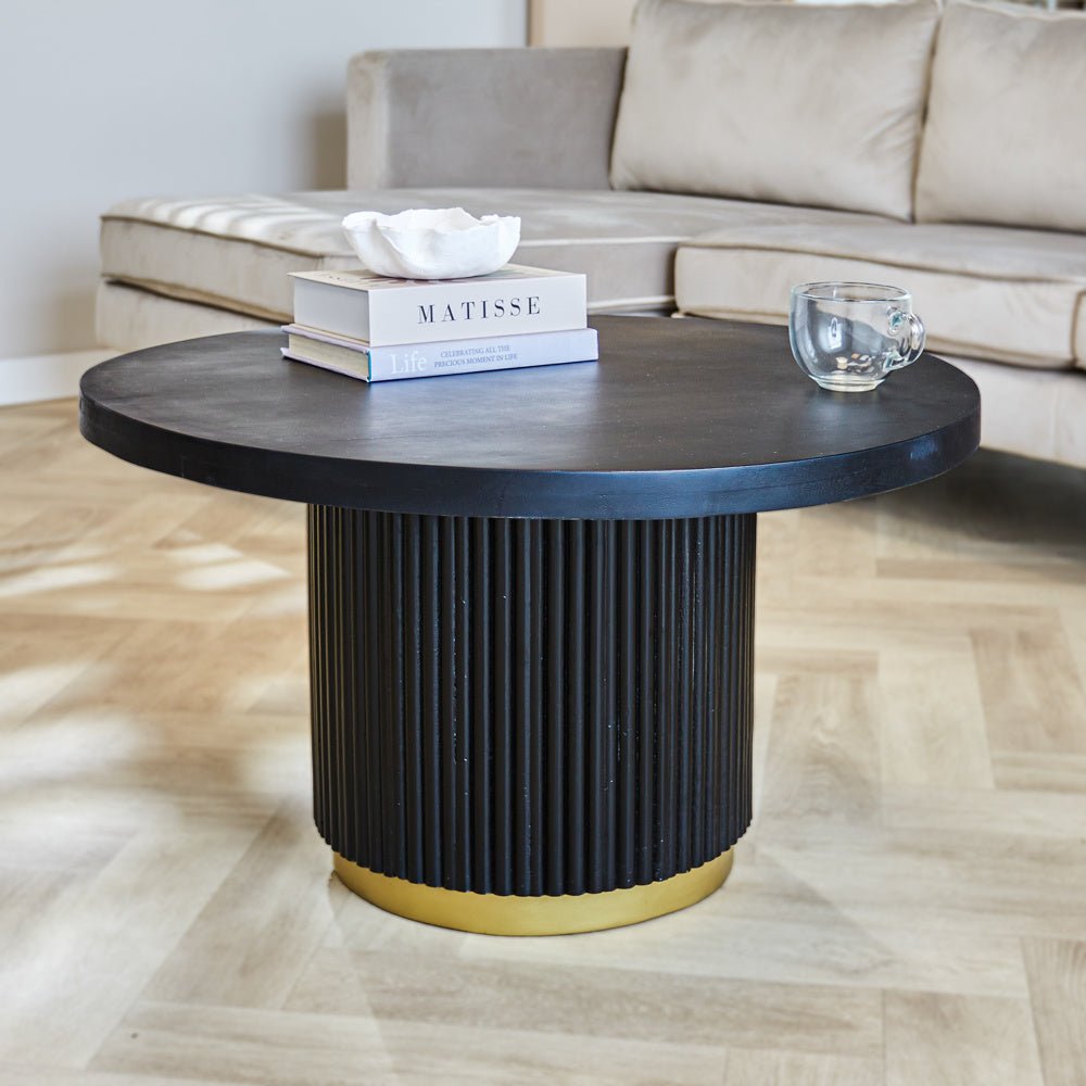 Tavolino Elora Dimehouse Nero LxLxA 85x85x9 Legno di mango Foto atmosferica vista frontale diagonale