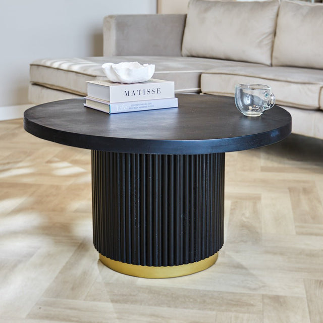 Tavolino Elora Dimehouse Nero LxLxA 85x85x9 Legno di mango Foto atmosferica vista frontale diagonale