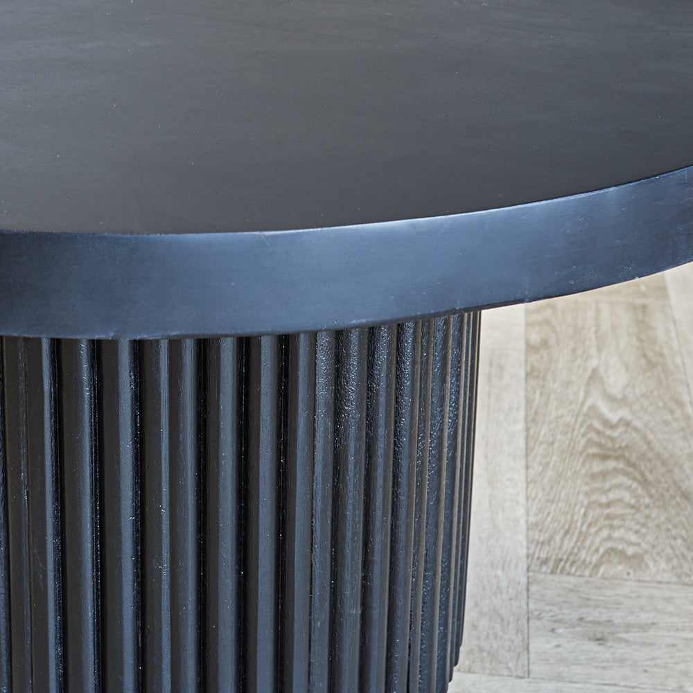 Tavolino Elora Dimehouse Nero LxLxA 85x85x9 Legno di mango Dettaglio fotografico atmosferico