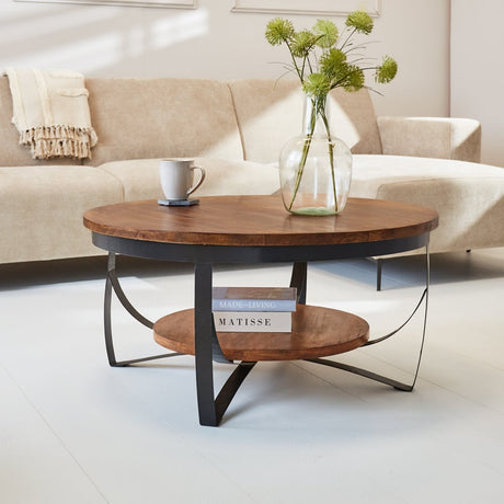 Tavolino Oxis Wood Dimehouse Marrone LxPxH 92x92x43 Legno di mango Foto atmosferica vista frontale diagonale