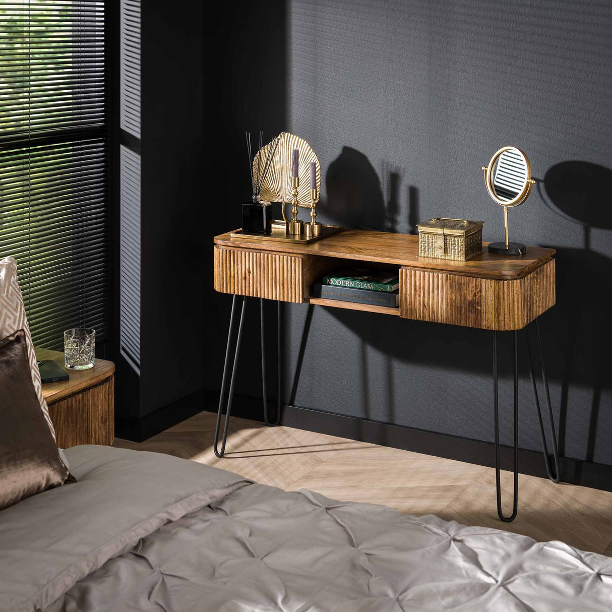 Toeletta Maria DH Interior Mango LxLxH 116x47x29 Legno di mango Foto atmosferica vista frontale diagonale