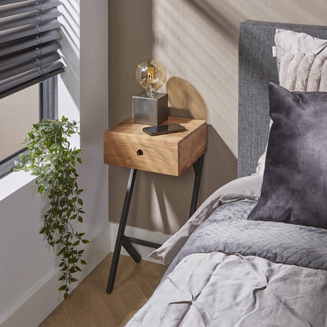 Comodino Lennard DH Interior Acacia LxLxH 55x35x20 Legno di acacia Foto suggestiva vista frontale diagonale