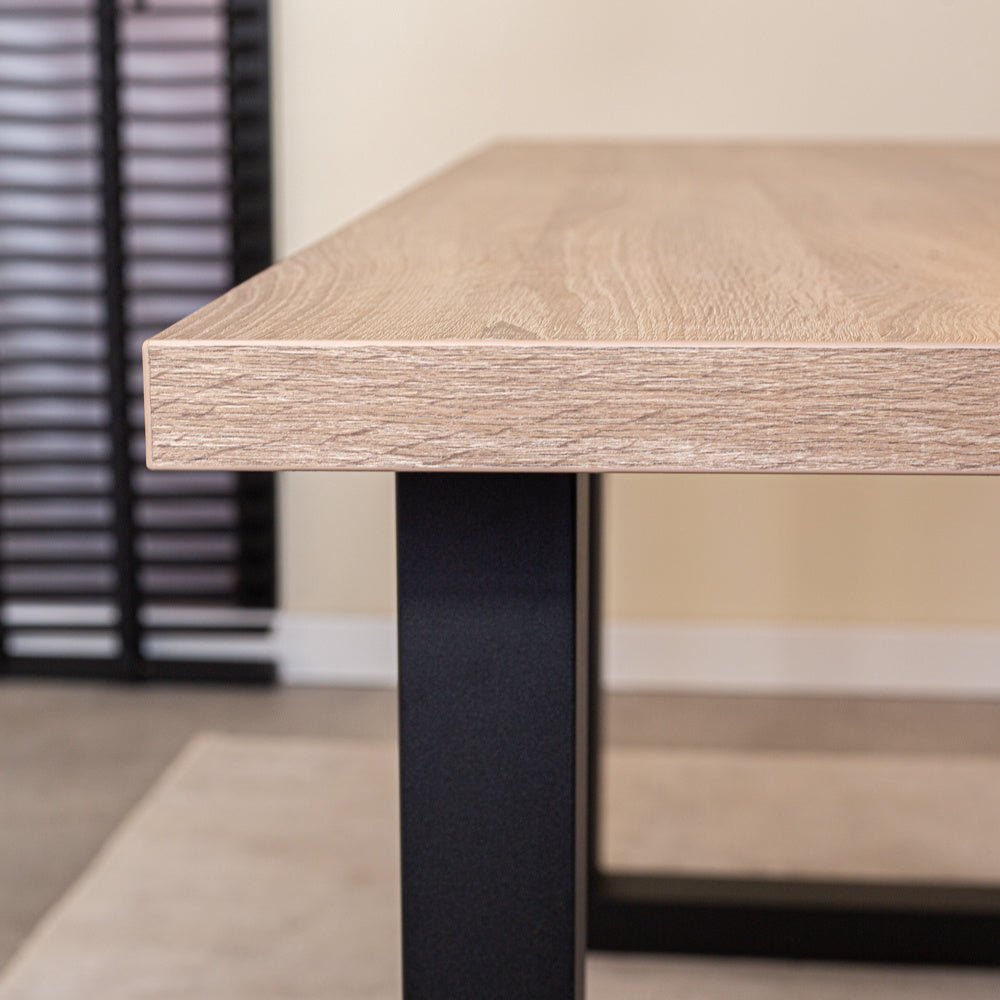 Piano del tavolo in rovere Lenzo Robson Dimehouse Marrone LxPxH 182x83x7 Melamina Dettaglio fotografico atmosferico