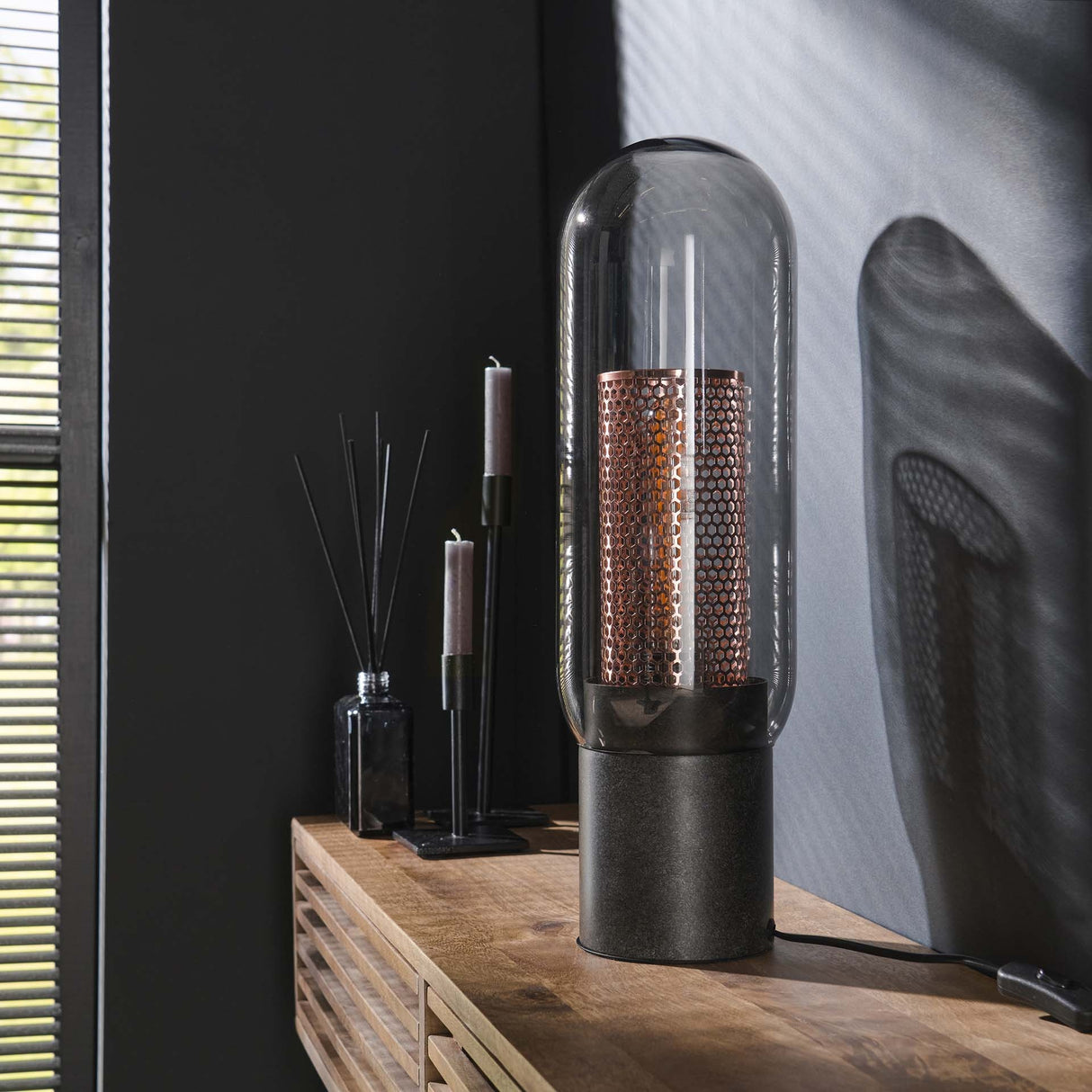 Lampada da tavolo Hilda DH Interior Nero LxLxH 46x38x21 Metallo Foto atmosferica vista frontale diagonale