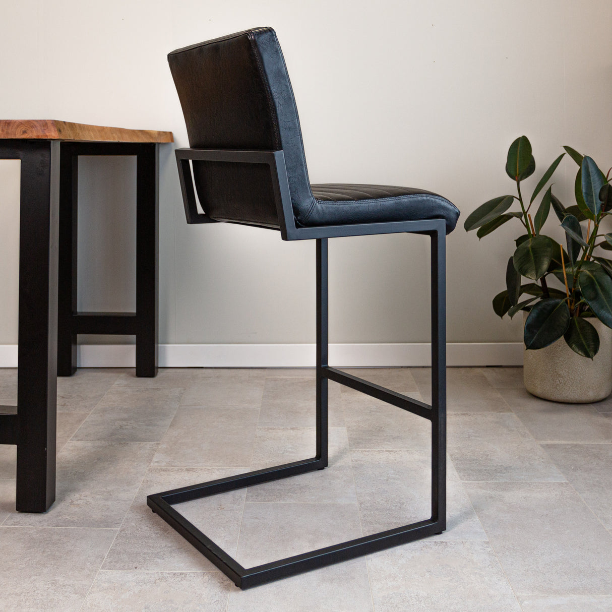 Sgabello Kuba Dimehouse Nero LxPxH 93x58x53 Ecopelle Atmosferica foto diagonale vista posteriore