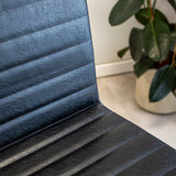 Sgabello Kuba Dimehouse Nero LxWxH 93x58x53 Ecopelle Dettaglio fotografico atmosferico