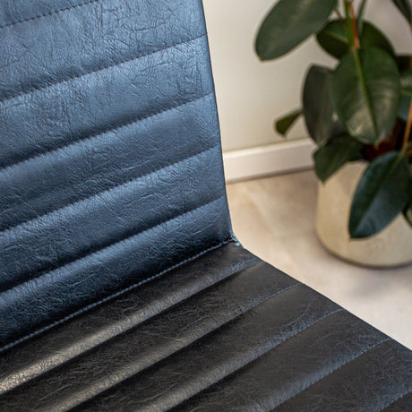 Sgabello Kuba Dimehouse Nero LxWxH 93x58x53 Ecopelle Dettaglio fotografico atmosferico