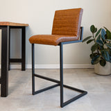 Sgabello Kuba Dimehouse Cognac LxPxH 72x69x54 Ecopelle Foto suggestiva vista diagonale frontale