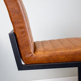 Sgabello Kuba Dimehouse Cognac LxPxH 72x69x54 Ecopelle Dettaglio fotografico atmosferico