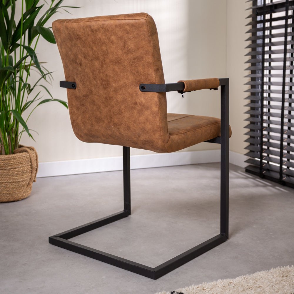 Sedia per sala da pranzo Jackson Dimehouse Cognac LxPxH 71x58x54 Tessuto Foto atmosferica diagonale vista posteriore