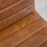 Sedia per sala da pranzo Kuba Dimehouse Cognac LxPxH 71x59x58 Ecopelle Dettaglio fotografico atmosferico