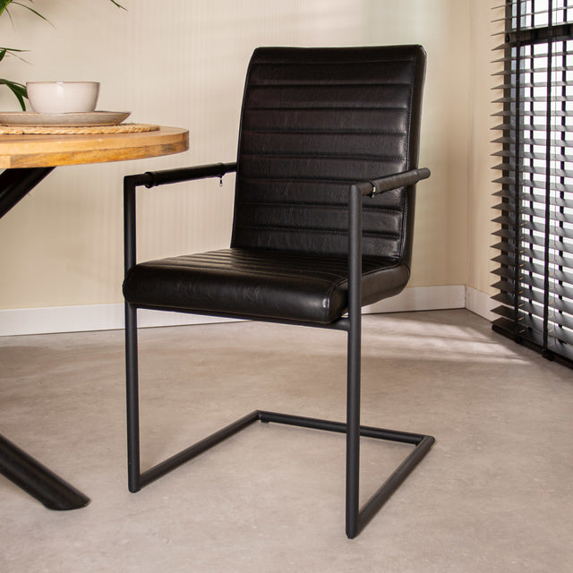 Sedia per sala da pranzo Bras Dimehouse Nero LxPxH 73x59x58 Ecopelle Foto atmosferica vista frontale diagonale
