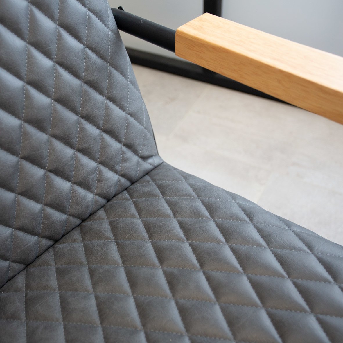 Poltrona Lars Dimehouse Antracite LxPxH 68x64x39 Ecopelle Atmosferica dettaglio fotografico